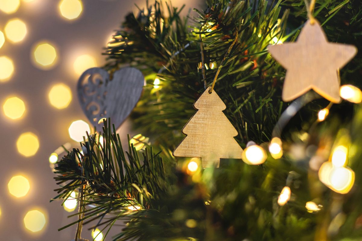 dettaglio di un albero di natale con decorazioni