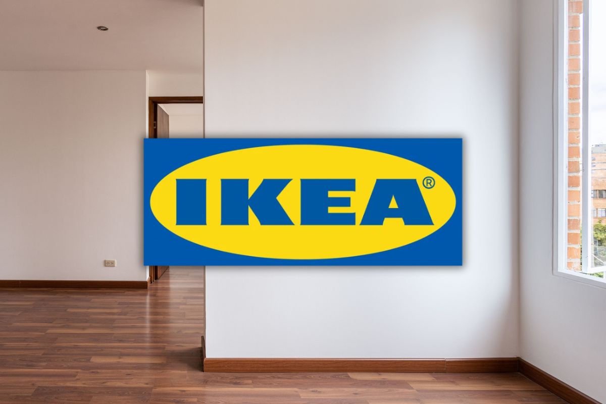 Logo IKEA su stanza vuota